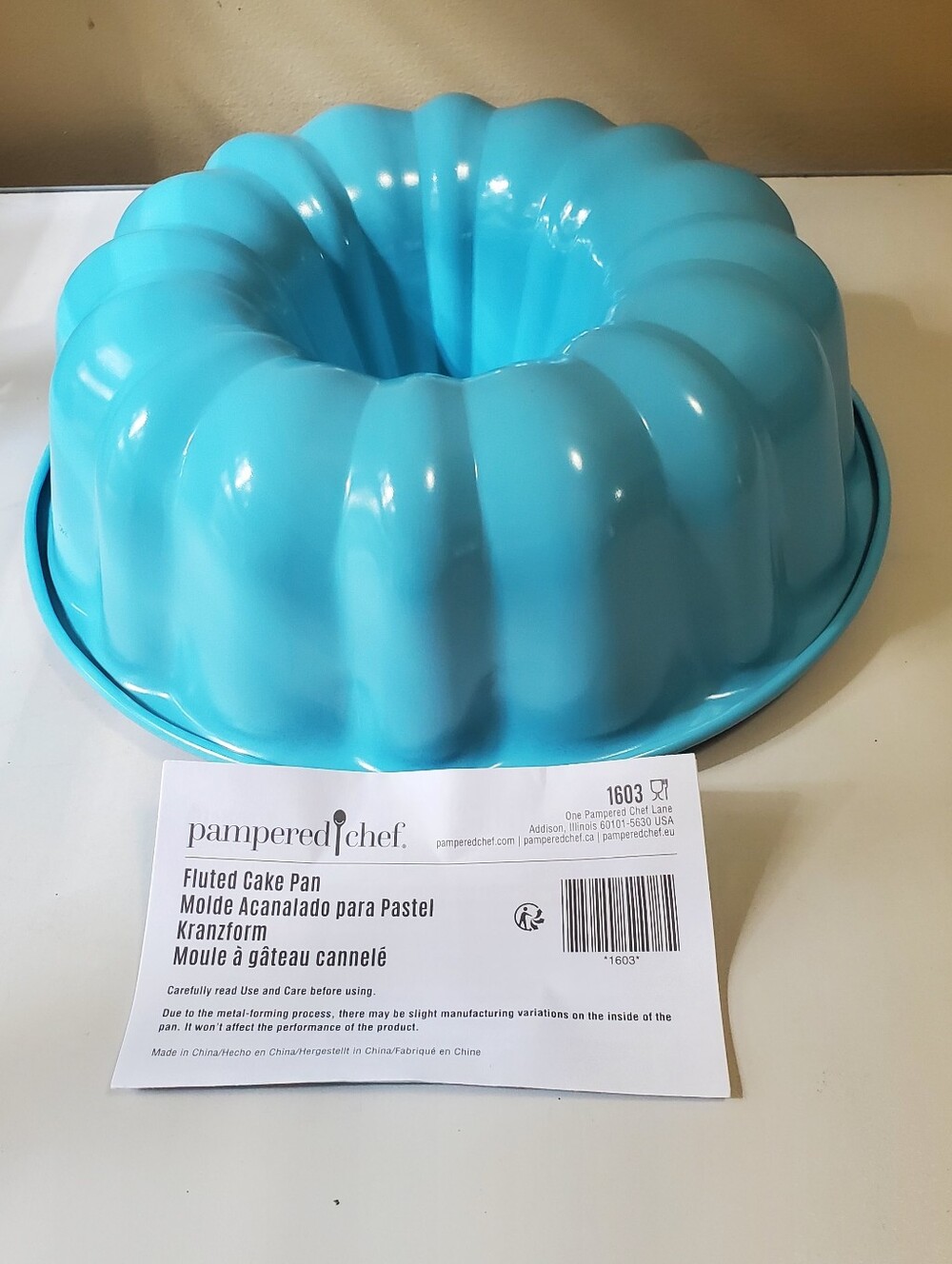 Pampered Chef Bright Turquoise Blue Fluted Cake Pan Bundt Cake Pan Non Stick